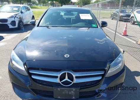 2018 Mercedes-Benz C 300 4Matic z USA, uszkodzony, nr VIN 55SWF4KB8JU279360